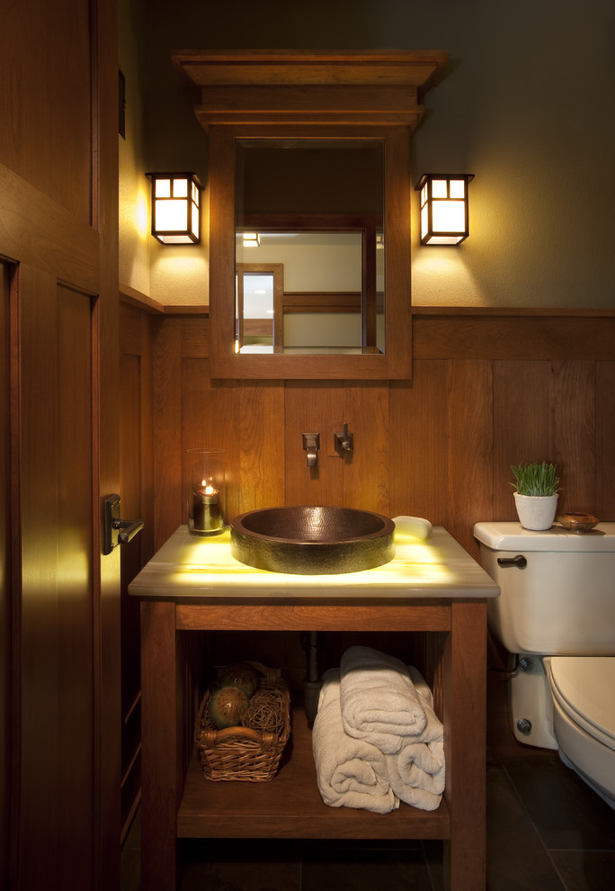 Kleine Urige Gästetoilette mit offenen Schränken, brauner Wandfarbe, Aufsatzwaschbecken, Onyx-Waschbecken/Waschtisch und Wandtoilette mit Spülkasten in Milwaukee