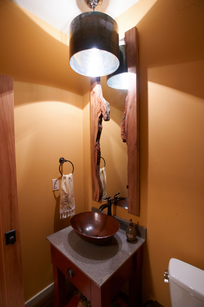 Immagine di un bagno di servizio american style con ante in stile shaker, ante in legno bruno, WC a due pezzi, piastrelle in ceramica, pareti gialle, pavimento con piastrelle in ceramica, lavabo a bacinella e top in granito