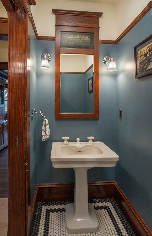 Cette image montre un WC et toilettes craftsman avec un lavabo de ferme, un mur bleu et un sol en carrelage de céramique.