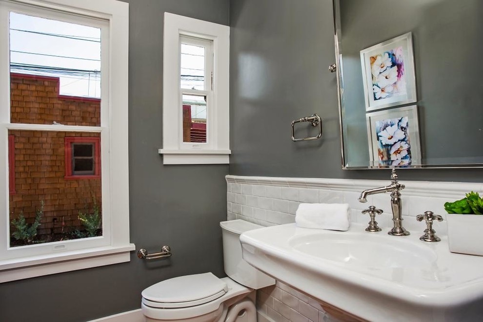 Esempio di un bagno di servizio american style di medie dimensioni con WC a due pezzi, piastrelle bianche, piastrelle diamantate, pareti grigie, pavimento con piastrelle in ceramica e lavabo a colonna