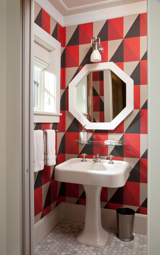 Стильный дизайн: туалет среднего размера в стиле фьюжн с разноцветными стенами, мраморным полом, раковиной с пьедесталом и белым полом - последний тренд