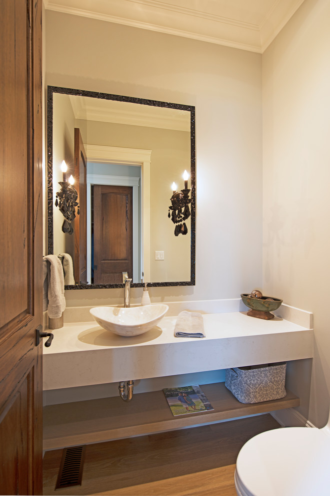 Exempel på ett mellanstort klassiskt toalett, med öppna hyllor, grå kakel, grå väggar, mellanmörkt trägolv, bänkskiva i akrylsten och beiget golv