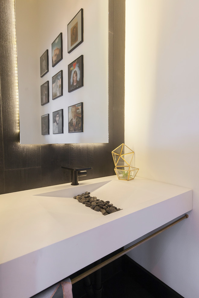 Idéer för ett litet modernt toalett, med en toalettstol med separat cisternkåpa, keramikplattor, vita väggar, klinkergolv i keramik, ett väggmonterat handfat, bänkskiva i akrylsten, svart kakel och vit kakel