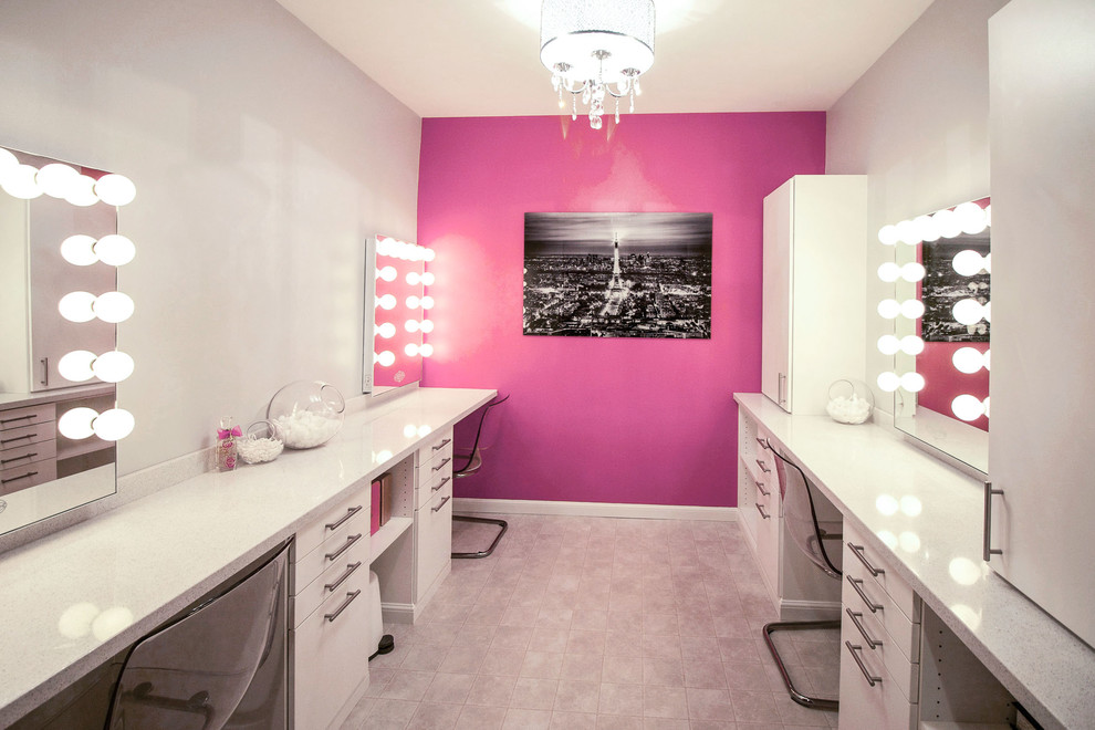 Cette photo montre un grand WC et toilettes tendance avec un placard à porte plane, des portes de placard blanches, un carrelage beige, un mur rose, un sol en carrelage de céramique et un plan de toilette en surface solide.
