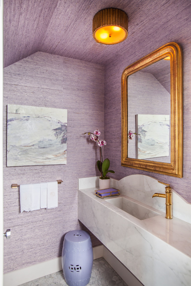 Foto di un bagno di servizio chic con pareti viola, pavimento con piastrelle a mosaico, lavabo integrato e pavimento grigio