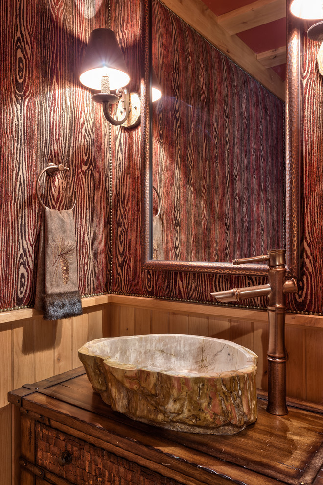 Пример оригинального дизайна: туалет в стиле рустика с настольной раковиной