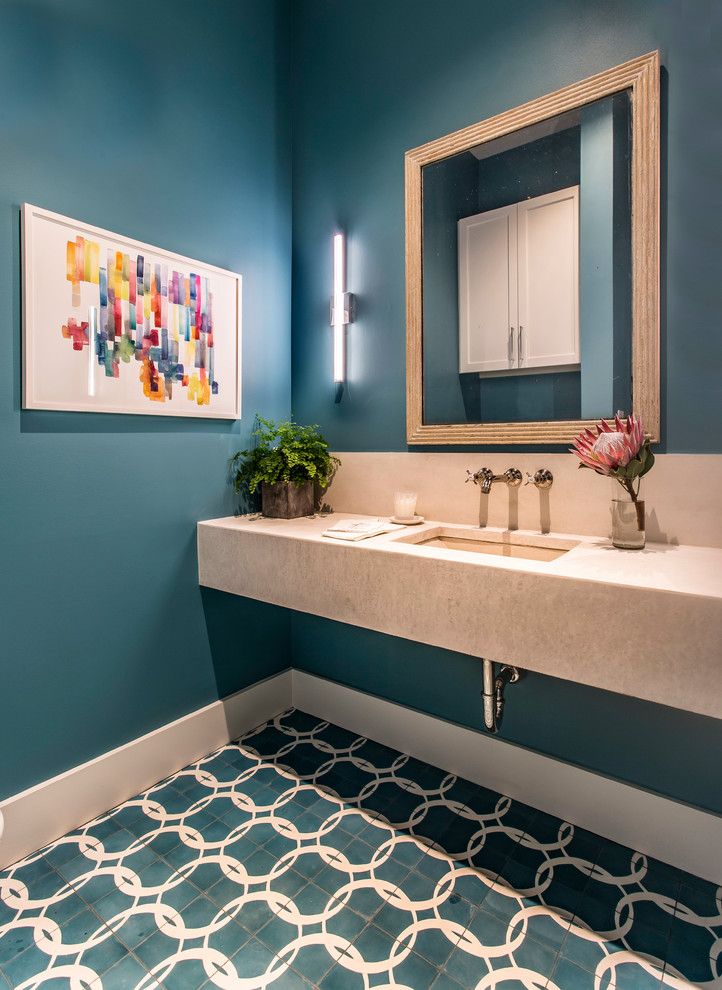 ヒューストンにあるトランジショナルスタイルのおしゃれなトイレ・洗面所 (青い壁、アンダーカウンター洗面器、マルチカラーの床) の写真