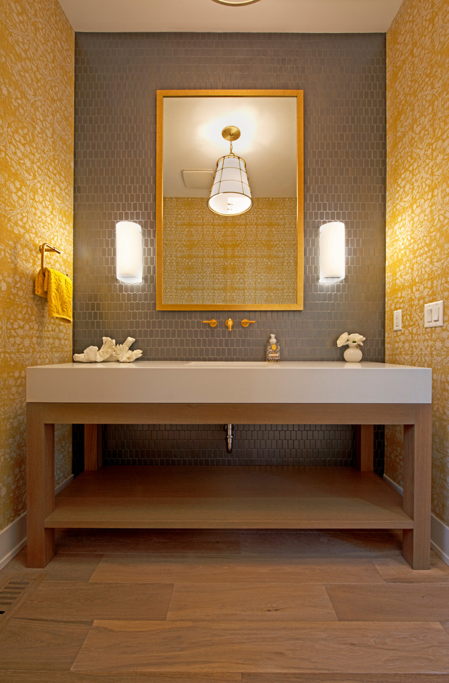 Aménagement d'un WC et toilettes contemporain en bois brun avec un placard en trompe-l'oeil, un carrelage gris, un mur jaune, un sol en bois brun, un sol marron et un plan de toilette blanc.