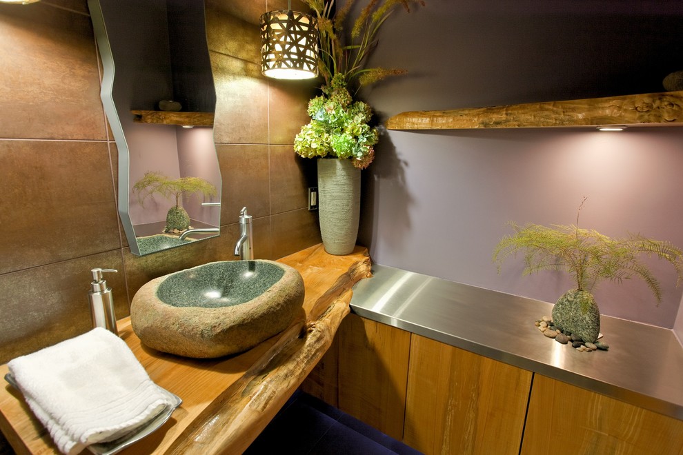 Immagine di un grande bagno di servizio moderno con lavabo a bacinella, ante lisce, ante in legno scuro, top in acciaio inossidabile, piastrelle in gres porcellanato e piastrelle marroni