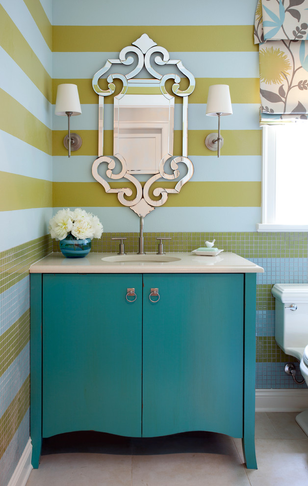 Foto di un bagno di servizio chic con ante blu, pareti multicolore, lavabo sottopiano e consolle stile comò