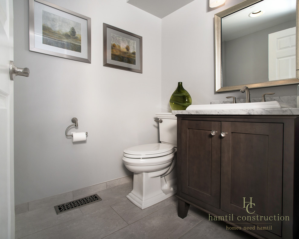 Diseño de aseo tradicional renovado de tamaño medio con armarios tipo mueble, sanitario de dos piezas, paredes grises, lavabo encastrado y encimera de mármol
