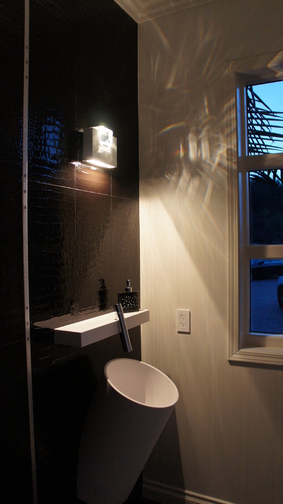 This is an example of a contemporary cloakroom in Los Angeles.