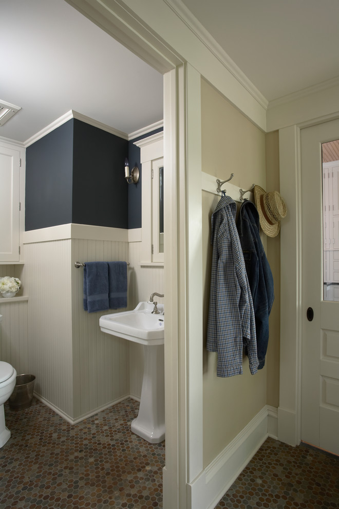 Exempel på ett klassiskt toalett, med en toalettstol med hel cisternkåpa, blå väggar, skiffergolv och ett piedestal handfat