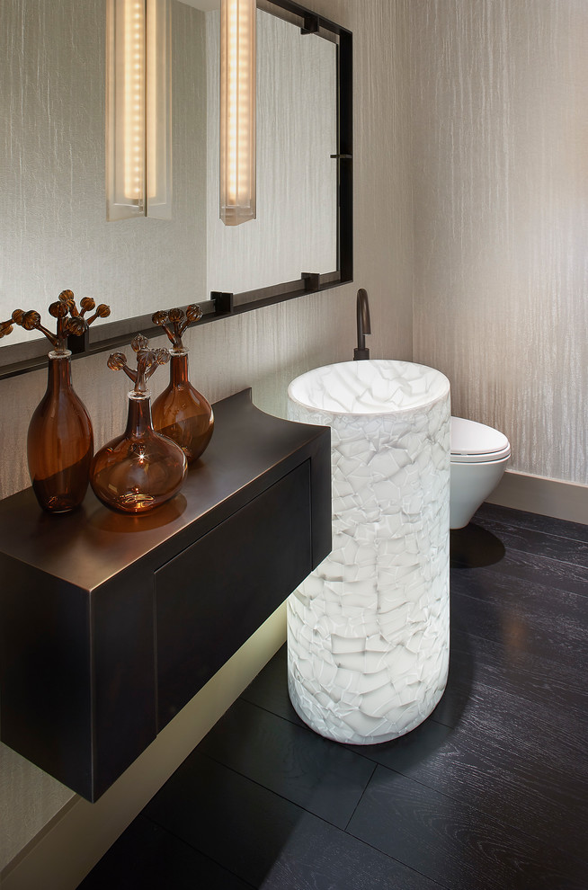 Mittelgroße Moderne Gästetoilette mit Kassettenfronten, braunen Schränken, Toilette mit Aufsatzspülkasten, beiger Wandfarbe, dunklem Holzboden und Sockelwaschbecken in Sacramento