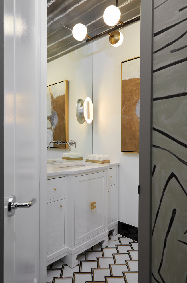 ニューヨークにある高級な小さなモダンスタイルのおしゃれなトイレ・洗面所 (家具調キャビネット、白いキャビネット、赤い壁、モザイクタイル、珪岩の洗面台、白い床、白い洗面カウンター) の写真