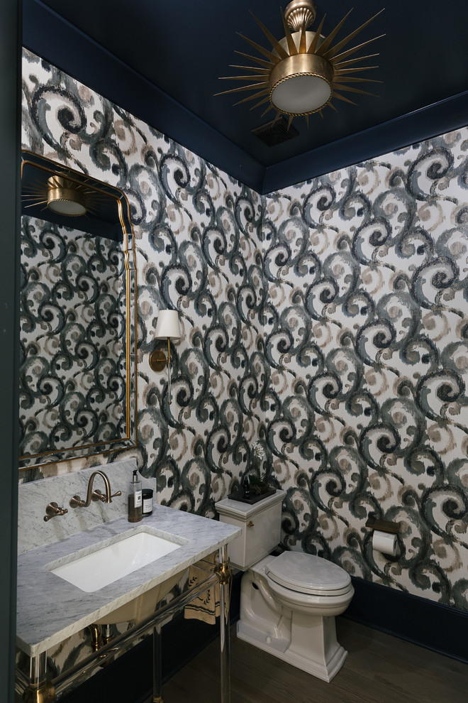 Esempio di un bagno di servizio tradizionale di medie dimensioni con WC a due pezzi, pareti multicolore, parquet scuro, lavabo a consolle, top in marmo, pavimento marrone e top grigio