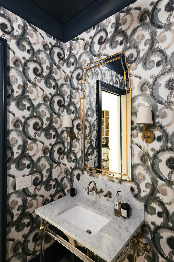 アトランタにある高級な中くらいなトランジショナルスタイルのおしゃれなトイレ・洗面所 (分離型トイレ、マルチカラーの壁、濃色無垢フローリング、コンソール型シンク、大理石の洗面台、茶色い床) の写真