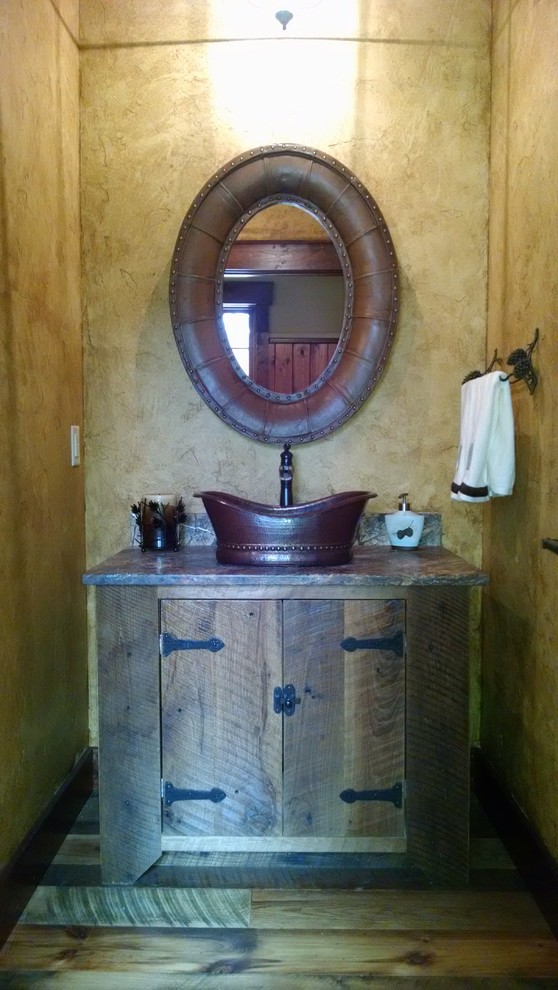 Kleine Rustikale Gästetoilette mit Granit-Waschbecken/Waschtisch und dunklen Holzschränken in Minneapolis