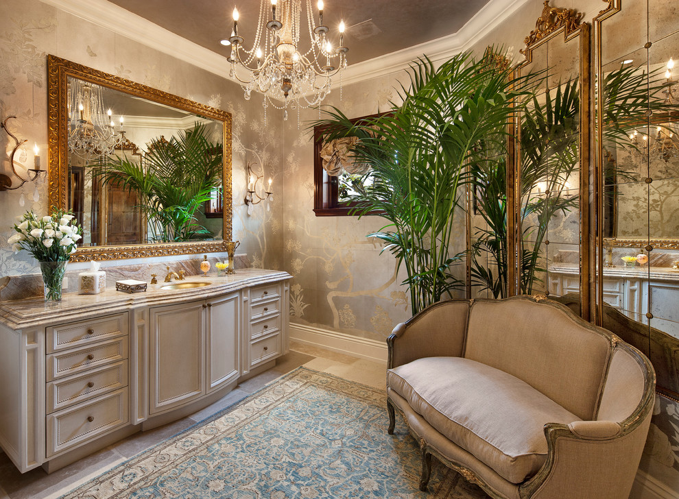 Cette image montre un WC et toilettes traditionnel en bois clair avec un lavabo encastré, un placard en trompe-l'oeil et un mur beige.