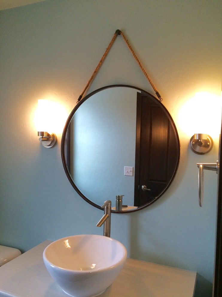 Esempio di un bagno di servizio stile americano di medie dimensioni con lavabo a bacinella, consolle stile comò, ante in legno bruno e top in laminato