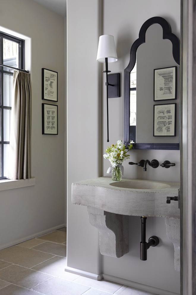 ナッシュビルにある小さなコンテンポラリースタイルのおしゃれなトイレ・洗面所 (グレーの壁、ライムストーンの床、壁付け型シンク、ベージュの床) の写真