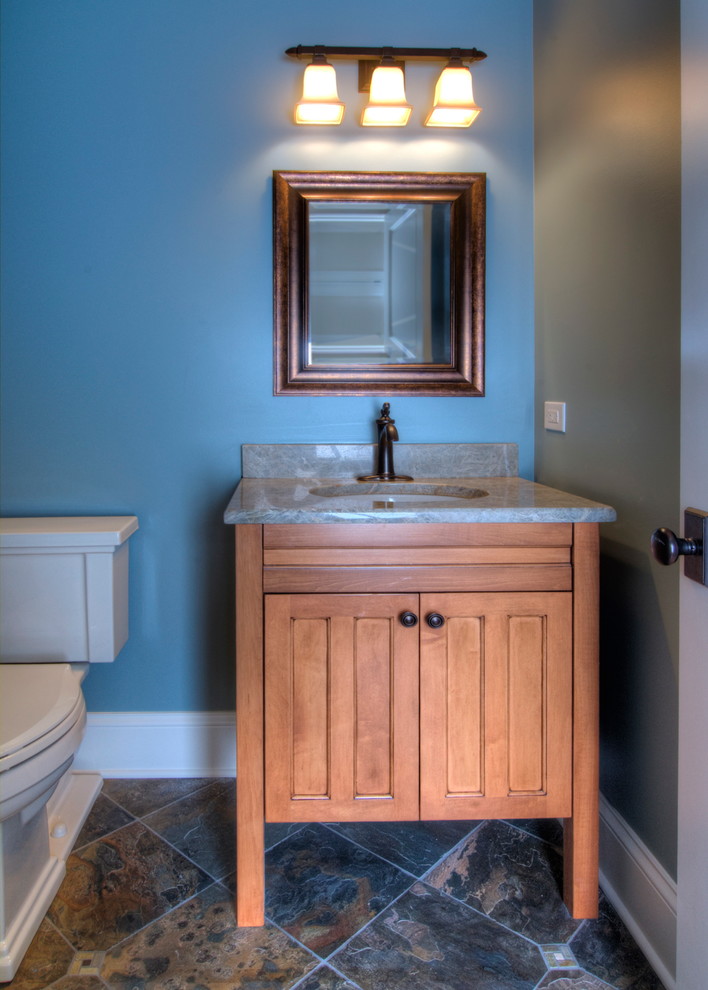 Réalisation d'un petit WC et toilettes tradition en bois clair avec un placard avec porte à panneau encastré, un sol en ardoise et un plan de toilette en granite.