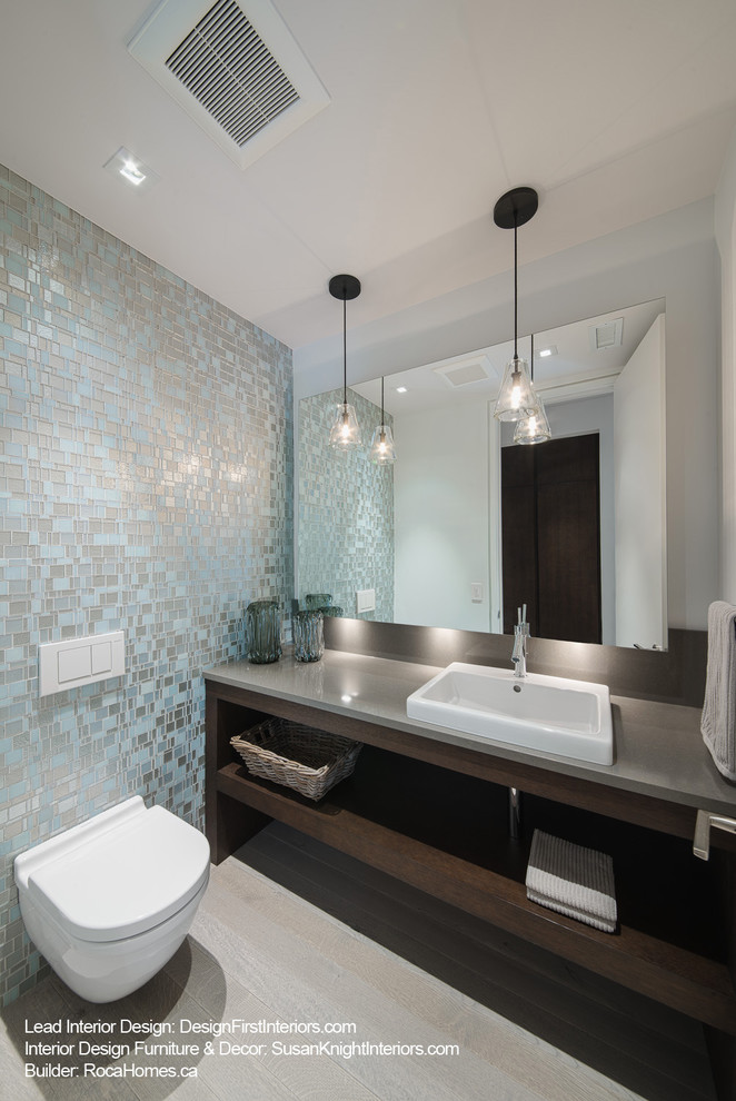 オタワにある中くらいなコンテンポラリースタイルのおしゃれなトイレ・洗面所 (オープンシェルフ、濃色木目調キャビネット、青いタイル、グレーのタイル、ガラスタイル) の写真