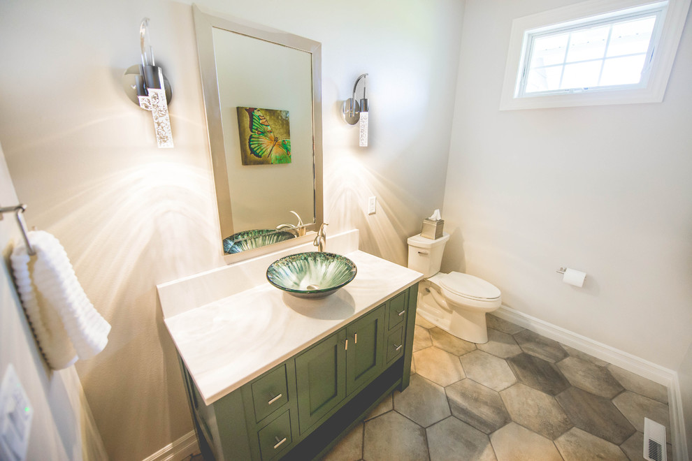 Idéer för att renovera ett mellanstort vintage toalett, med möbel-liknande, gröna skåp, en toalettstol med separat cisternkåpa, grå kakel, keramikplattor, grå väggar, klinkergolv i porslin, ett fristående handfat och bänkskiva i kvarts