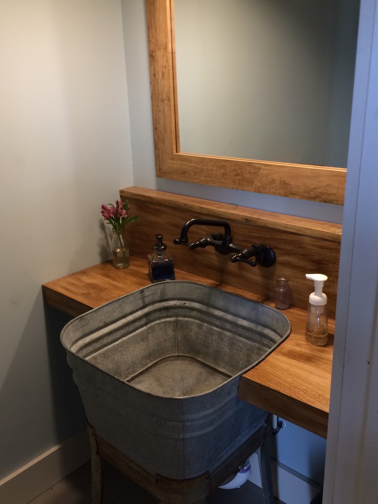 Ispirazione per un piccolo bagno di servizio american style con pareti grigie, lavabo da incasso e top in legno