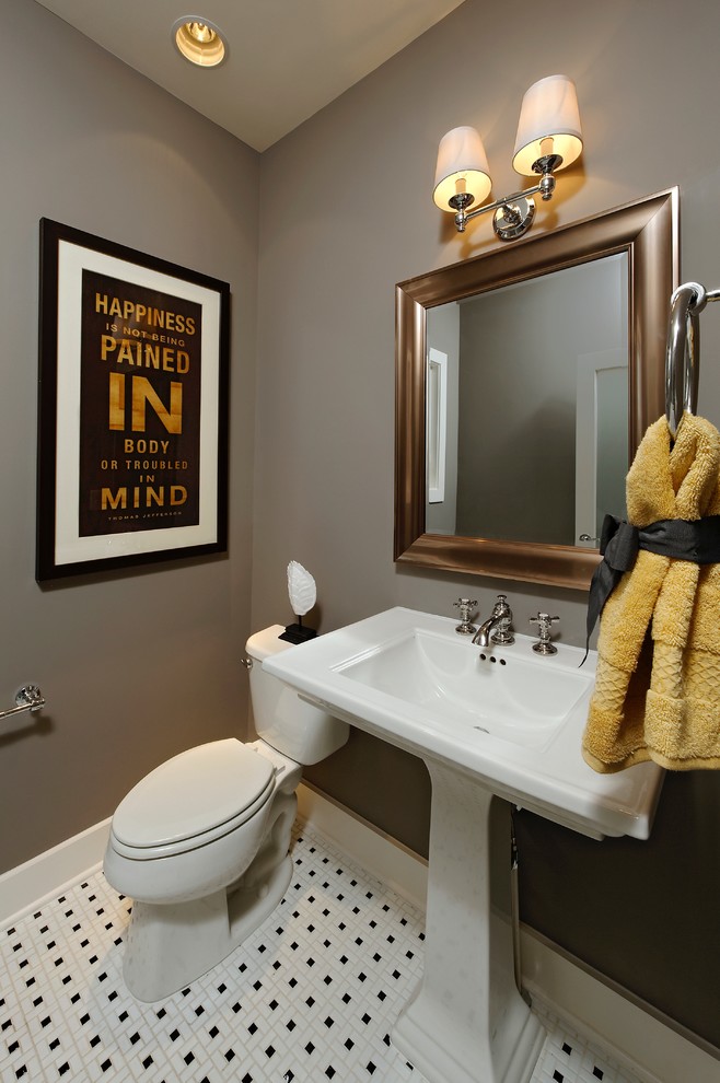 Esempio di un bagno di servizio classico con WC a due pezzi, pareti grigie, pavimento con piastrelle a mosaico, lavabo a colonna e pavimento bianco