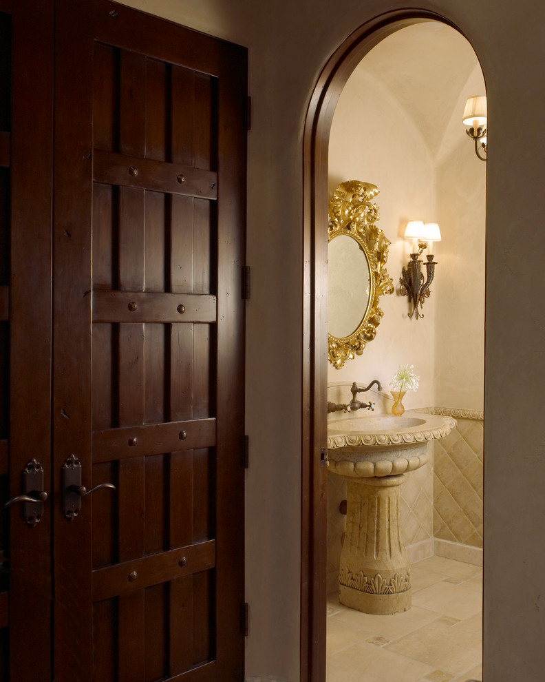 Свежая идея для дизайна: туалет в средиземноморском стиле с плиткой из известняка - отличное фото интерьера