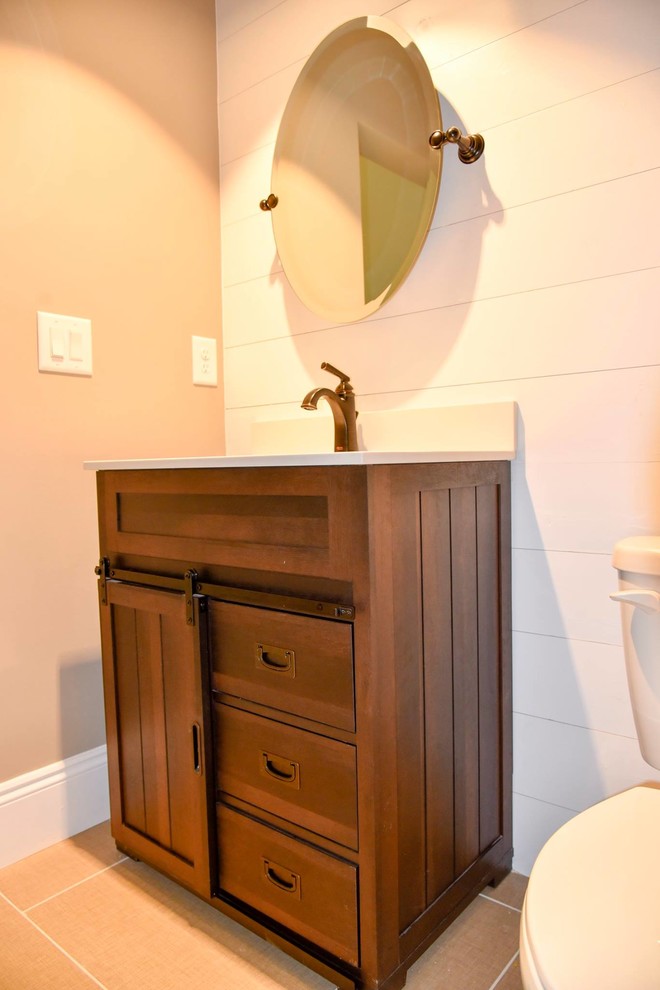 Bild på ett mellanstort lantligt toalett, med möbel-liknande, skåp i mellenmörkt trä, en toalettstol med separat cisternkåpa, beige väggar, klinkergolv i keramik, ett undermonterad handfat och beiget golv