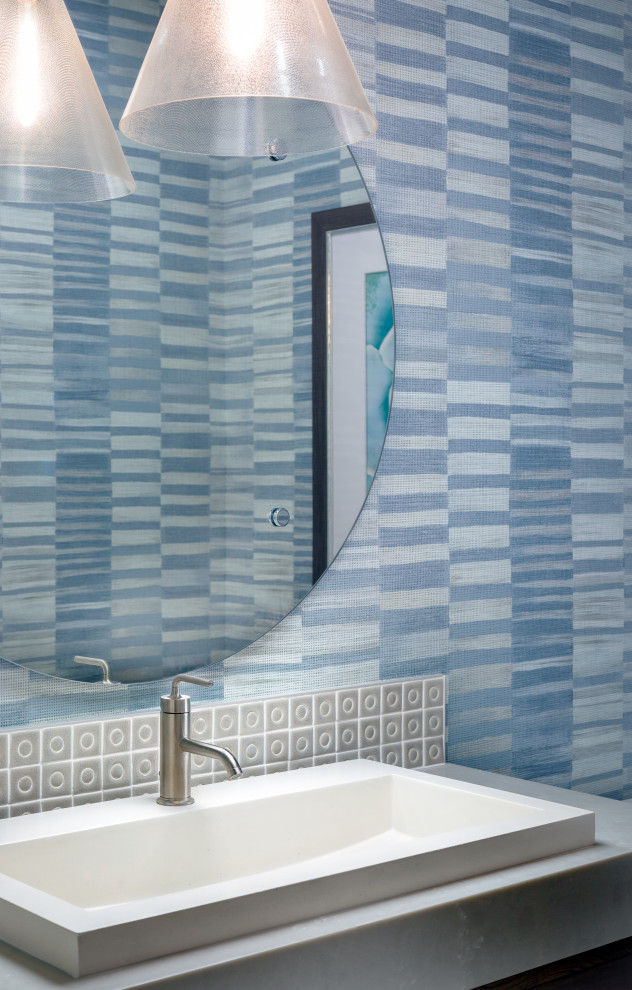 Mittelgroße Moderne Gästetoilette mit schwarzen Schränken, blauer Wandfarbe, Einbauwaschbecken, Marmor-Waschbecken/Waschtisch und weißer Waschtischplatte in Los Angeles