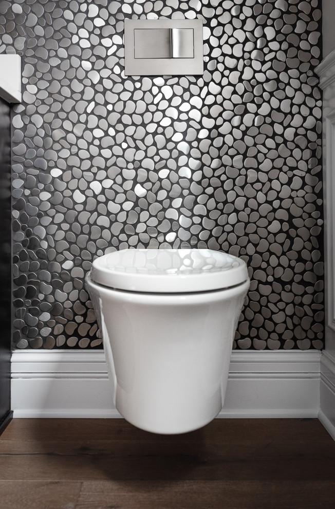 Idéer för ett mellanstort klassiskt vit toalett, med luckor med infälld panel, svarta skåp, en vägghängd toalettstol, grå kakel, kakel i metall, grå väggar, ett undermonterad handfat, brunt golv och mellanmörkt trägolv