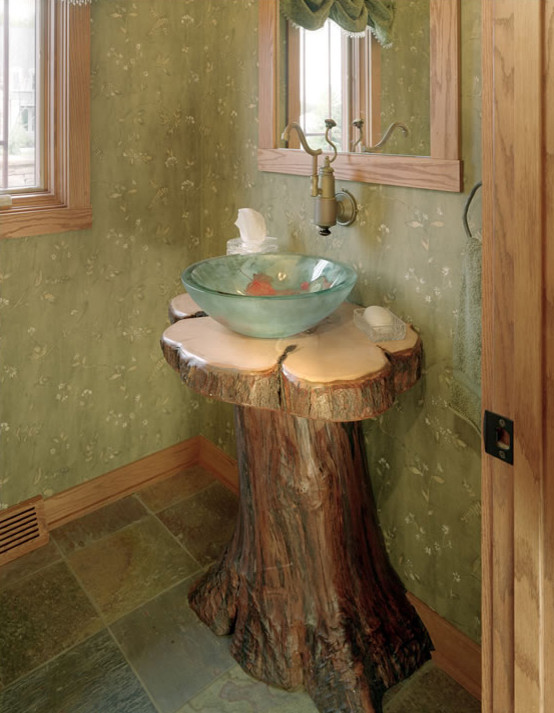 Пример оригинального дизайна: маленький туалет в стиле фьюжн с зелеными стенами, полом из сланца, настольной раковиной, столешницей из дерева и серым полом для на участке и в саду
