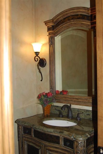 Idées déco pour un petit WC et toilettes victorien en bois vieilli avec un placard en trompe-l'oeil, un mur beige, un lavabo encastré et un plan de toilette en granite.