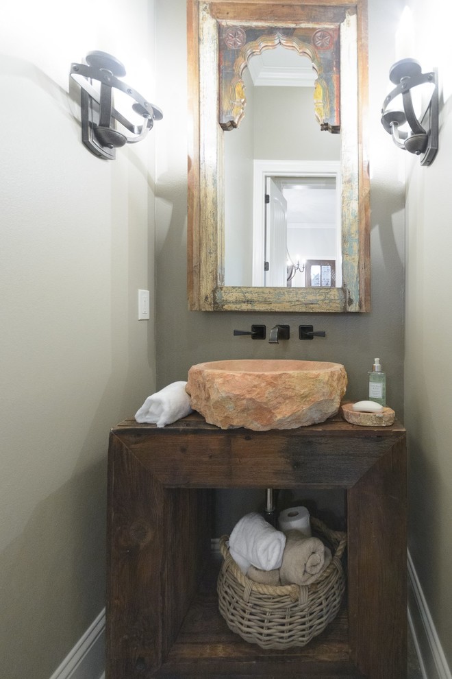 ニューオリンズにある中くらいなラスティックスタイルのおしゃれなトイレ・洗面所 (オープンシェルフ、濃色木目調キャビネット、グレーの壁、ベッセル式洗面器、木製洗面台) の写真