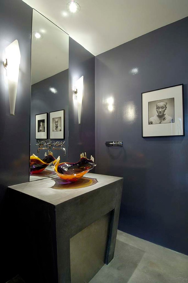 Inspiration pour un petit WC et toilettes design en bois brun avec un placard à porte plane, un carrelage bleu, un carrelage vert, mosaïque, un sol en carrelage de céramique, une vasque, un sol beige, un mur bleu, un plan de toilette en béton et un plan de toilette gris.