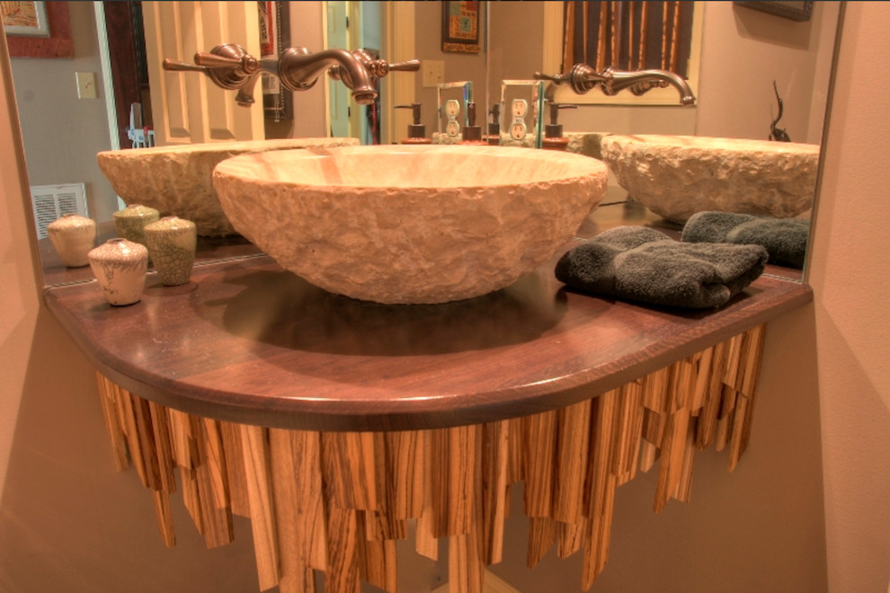 Esempio di un piccolo bagno di servizio rustico con pareti beige, lavabo a bacinella e top in legno