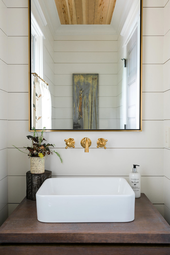 Mittelgroße Maritime Gästetoilette mit weißer Wandfarbe, Aufsatzwaschbecken, Waschtisch aus Holz und brauner Waschtischplatte in Atlanta