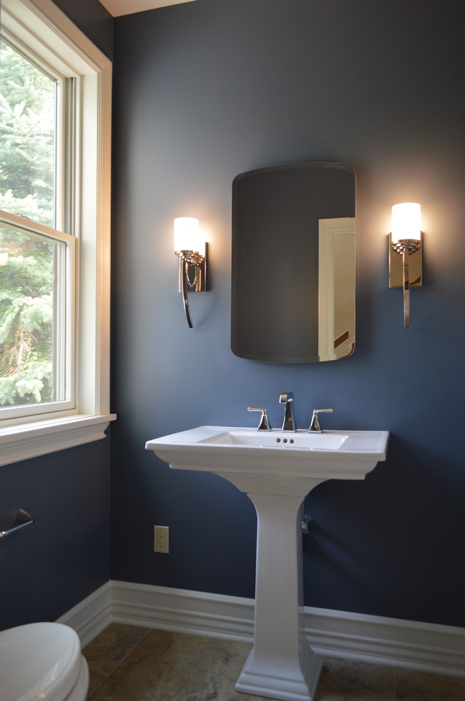 Inspiration för små moderna toaletter, med blå väggar, klinkergolv i keramik, ett piedestal handfat och grått golv