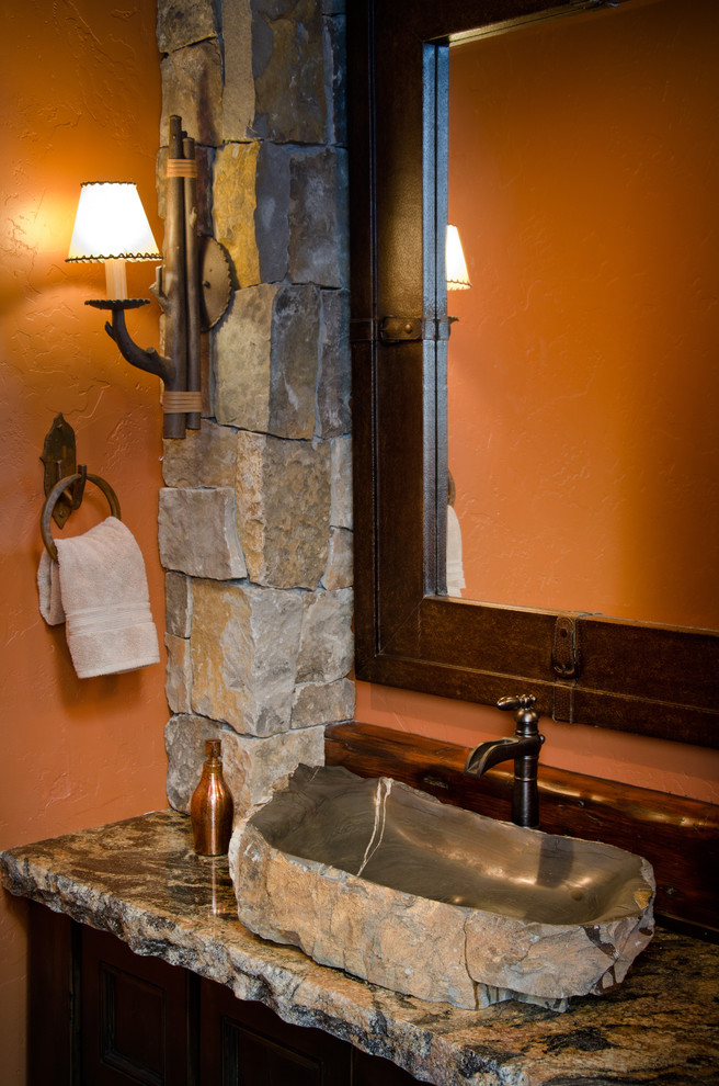 Стильный дизайн: большой туалет в стиле рустика с столешницей из гранита, оранжевыми стенами и настольной раковиной - последний тренд