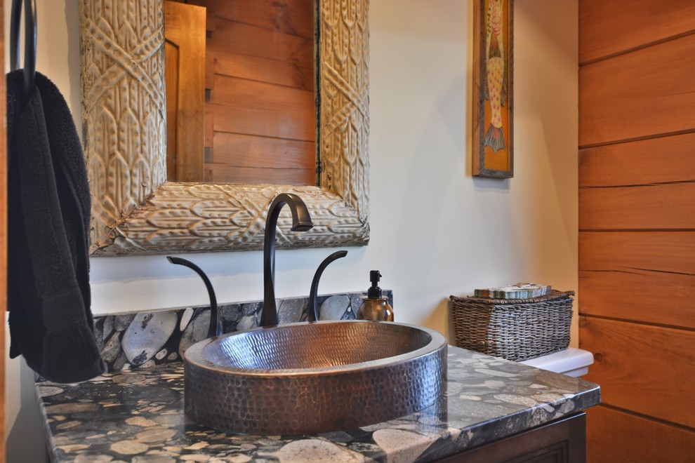 Inspiration för ett litet rustikt svart svart toalett, med möbel-liknande, skåp i mörkt trä, en toalettstol med separat cisternkåpa, beige väggar, ett fristående handfat, marmorbänkskiva, mellanmörkt trägolv och brunt golv