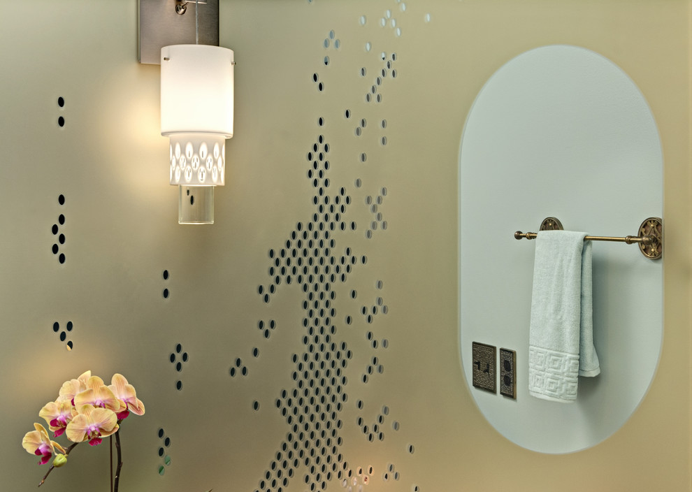 Immagine di un bagno di servizio design di medie dimensioni con pareti grigie, pavimento in sughero, lavabo sottopiano, top in marmo e pavimento grigio