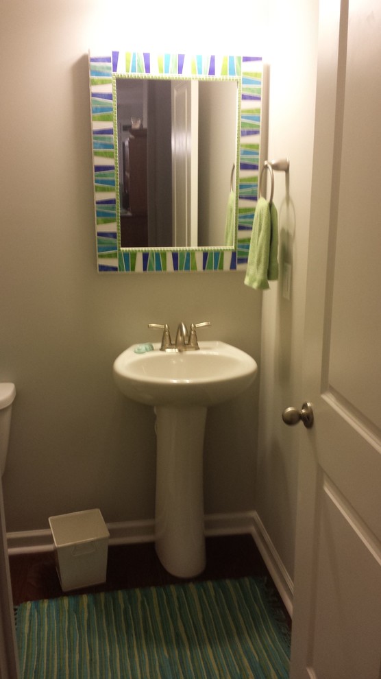 Cette photo montre un WC et toilettes chic de taille moyenne avec un mur gris et un lavabo de ferme.