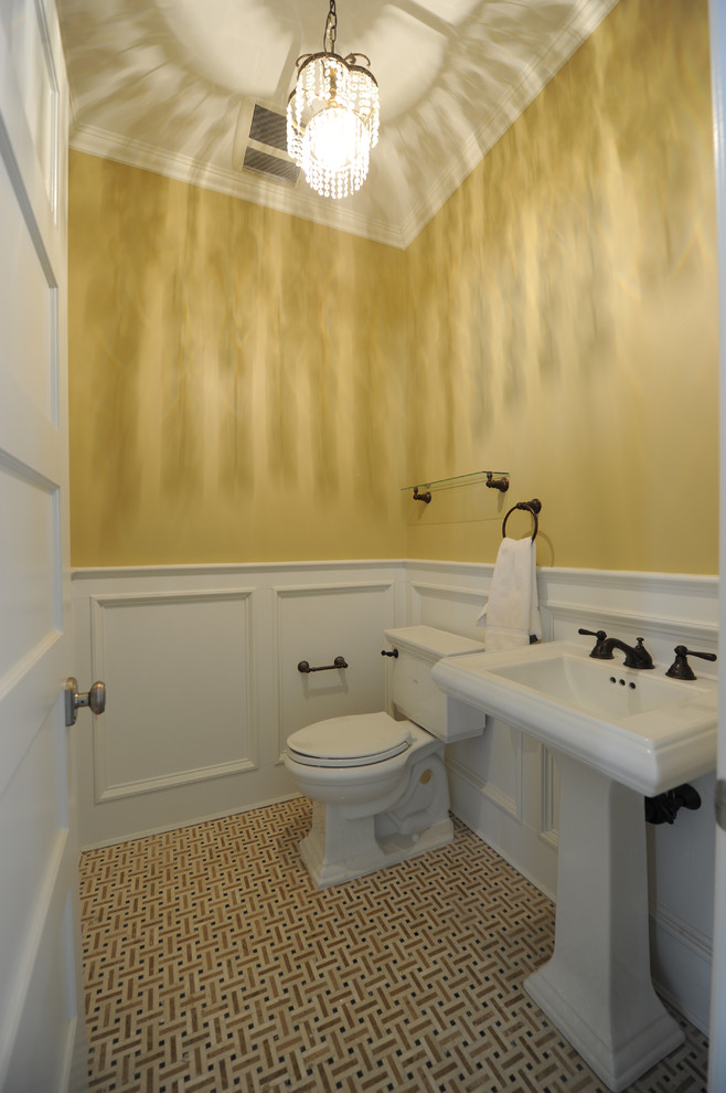 Mittelgroße Klassische Gästetoilette mit Sockelwaschbecken, Wandtoilette mit Spülkasten, farbigen Fliesen, Keramikboden und gelber Wandfarbe in New York