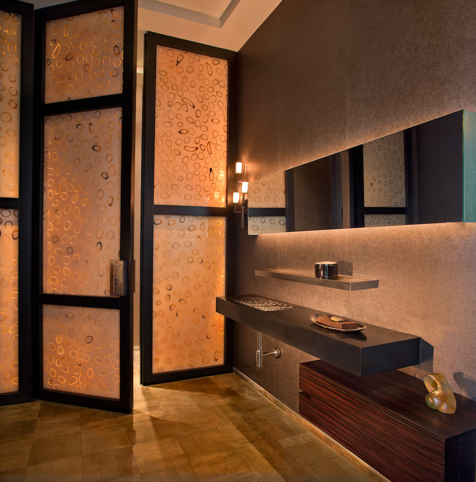 マイアミにあるラグジュアリーな広いコンテンポラリースタイルのおしゃれなトイレ・洗面所 (茶色い壁) の写真