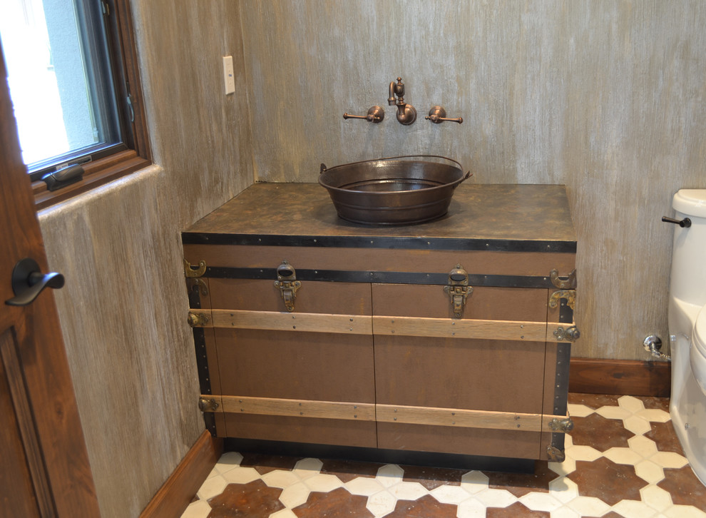 Foto di un bagno di servizio stile rurale di medie dimensioni con ante in legno scuro, pareti beige, pavimento in cementine, lavabo a bacinella e pavimento multicolore