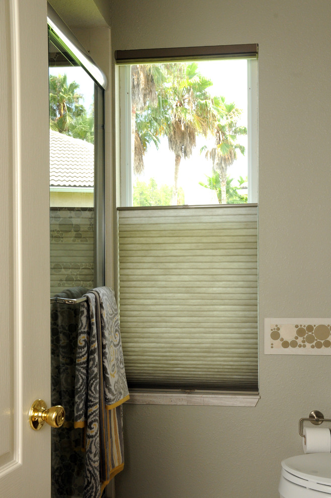 Mittelgroße Klassische Gästetoilette mit grauer Wandfarbe, Wandtoilette mit Spülkasten, braunen Fliesen und Kieselfliesen in Tampa