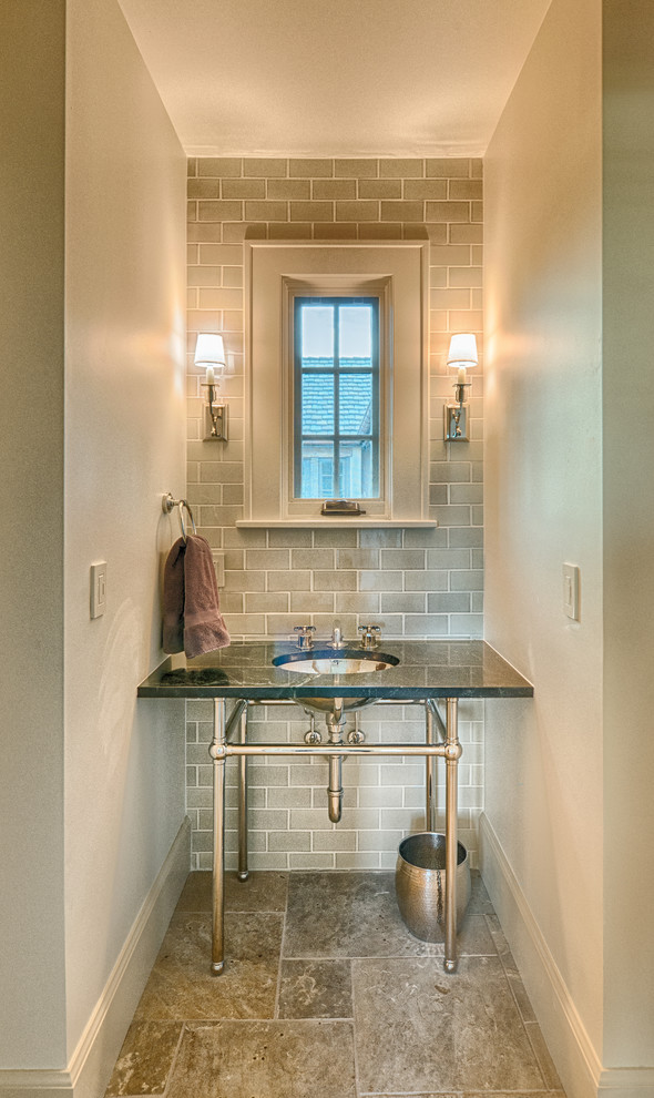Kleine Klassische Gästetoilette mit Unterbauwaschbecken, beiger Wandfarbe, Granit-Waschbecken/Waschtisch und grauen Fliesen in Denver